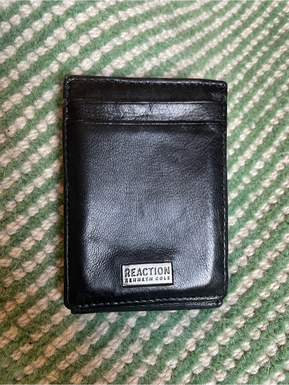 Men’s Kenneth Cole Reaction Black Leather Slim Card Holder magnetic closure